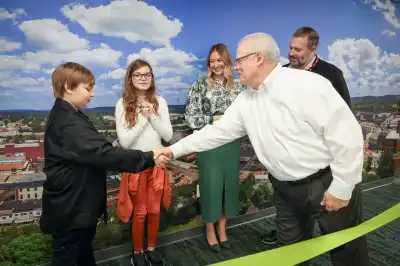 Mayor Jeff Hall shaking hands with the Mayor of JA BizTown